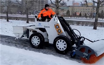 В Красноярске на очистку тротуаров вывели новые машины. Они убирают снег и посыпают дорожки песком