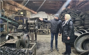 «200 тонн в месяц»: в Красноярске перерабатывают использованные шины в резиновую крошку