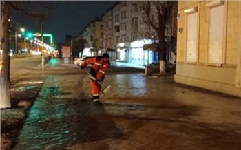 После жалоб красноярцев на гололед тротуары впервые начали убирать ночью