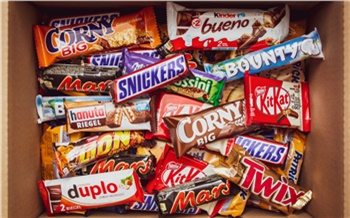 Двое красноярцев за раз украли из супермаркета 188 плиток шоколада: половину отдали детям