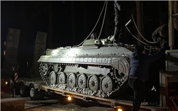 «Обещали площадку, а они приперли танк»: в Назарово на месте бывшего детсада поставили БМП