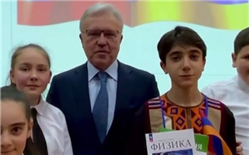 Губернатор Красноярского края передал российские учебники армянским школам