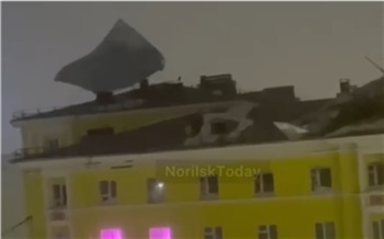 Ураганный ветер разрушил крыши домов в Норильске