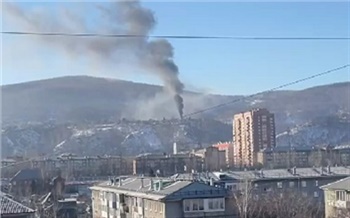 В Красноярске загорелся частный дом с баней