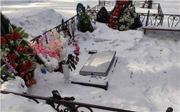 В Лесосибирске неизвестные разбили 8 памятников на кладбище. Их уже ищет полиция