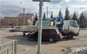 В Красноярске водитель ВАЗа не уступил дорогу грузовику и попал в больницу вместе с пассажиром