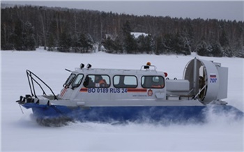 Льдину с двумя рыбаками оторвало от берега в Красноярском крае