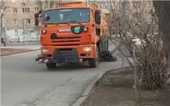 В Красноярске дороги убирают с помощью экологичных пылесосов