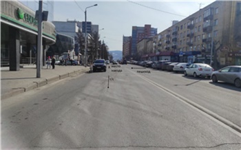 В центре Красноярска внедорожник сбил перебегавшую дорогу школьницу