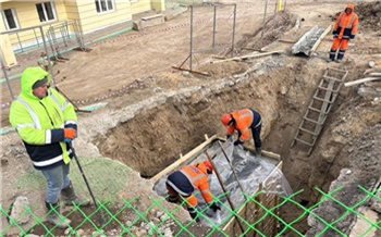 Подрядчика стройки ливневой канализации на улице Огородной заставили обезопасить место работ и убрать землю с дороги