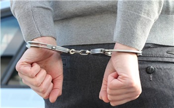 «Истории как под копирку»: в Ачинске полицейские задержали еще одного курьера мошенников