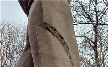 В красноярском Центральном парке повредили памятник Пушкину