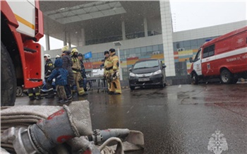 В Красноярске загорелась кровля центрального входа ТРЦ «Планета»