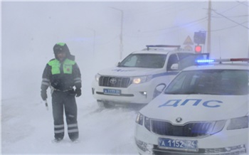 На дорогах Красноярска и края из-за снегопада и похолодания осложнилась обстановка