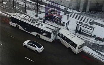 В Красноярске столкнулись автобус и троллейбус. Есть пострадавшие