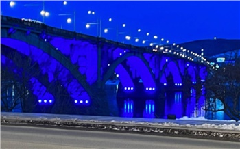 Красноярский Коммунальный мост, филармония и музейный центр окрасились в синий цвет в поддержку международной акции