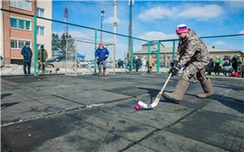 «В такой обувке играть не просто»: металлурги в Таежном первого апреля сыграли в хоккей в валенках