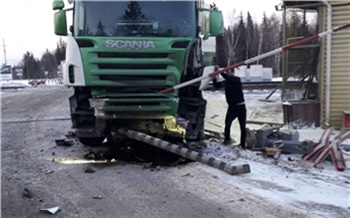 В Красноярском крае водитель грузовика уснул за рулем и снес открытый шлагбаум железнодорожного переезда