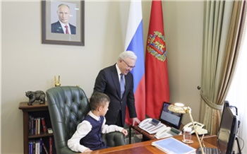 Губернатор Красноярского края пригласил школьников к себе в гости и предложил им поговорить по телефону с членами правительства