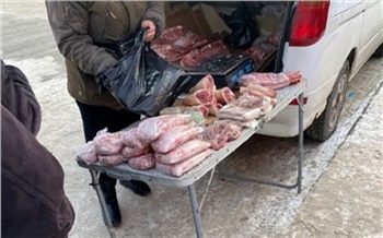 «Торговали мясом из багажника авто»: на незаконном рынке в Красноярске нашли опасную свинину