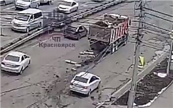 Водитель грузовика «потерял» бордюры на проезжей части в Октябрьском районе Красноярска