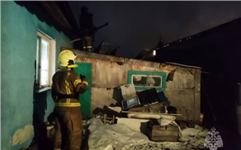В Красноярске всю ночь горел склад с пивным оборудованием