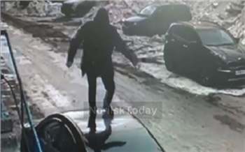 В Норильске мужчина прыгал по крышам легковых автомобилей и попался полиции