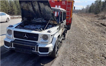 Задымился и сгорел: в Красноярском крае водитель Гелендвагена неудачно пытался сбежать от полиции