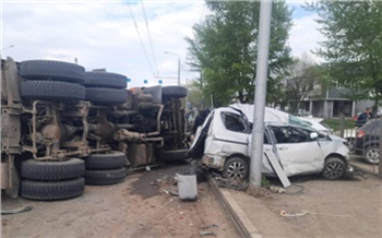 КамАЗ повредил 12 автомобилей на Пограничников в Красноярске