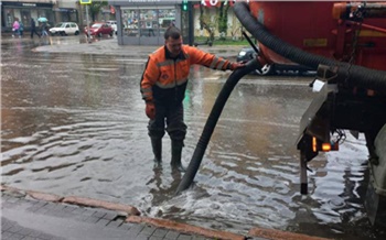 Непрекращающийся дождь подтопил Красноярск: на дороги вывели откачивающую технику