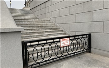 От восстановленной лестницы Речного вокзала Красноярска убрали забор