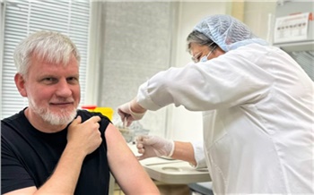 Главврач краевой больницы вакцинировался от гриппа и призвал красноярцев сделать то же самое