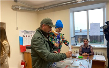 Спикер Заксобрания Красноярского края пришел на избирательный участок с семьей