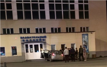 Пьяный водитель врезался в здание бассейна в Ачинске