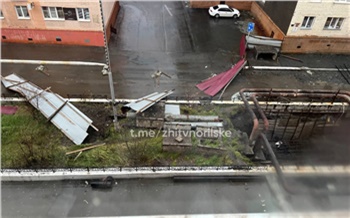 В Норильске бушующий ветер срывает крыши с домов