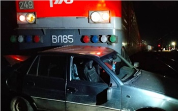 Водитель иномарки столкнулся с поездом в Красноярском крае и сбежал