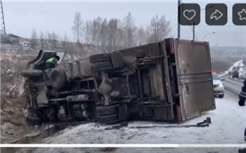 На трассе в Красноярском крае грузовик лоб в лоб столкнулся с легковушкой