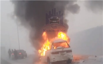Минивэн сгорел на Северном шоссе в Красноярске