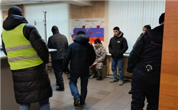 В Красноярске еще шесть мигрантов получили повестки в военкомат
