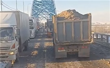 На «Путинском мосту» под Красноярском из грузовика высыпались камни и повредили машины