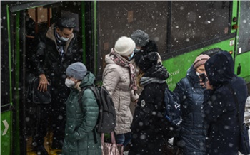 В Красноярске из автобуса высадили пассажирку с банковской картой и тысячной купюрой