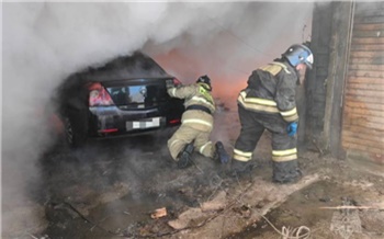 В Козульке загорелся школьный гараж с машинами