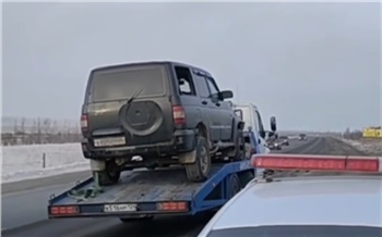 На трассе в Красноярском крае водитель чуть не задохнулся в заполненной газом новой машине