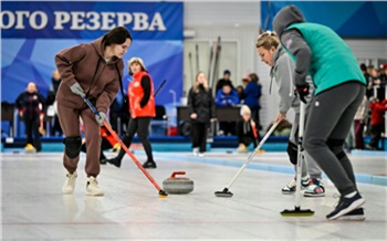 Женская команда СГК победила в первом этапе корпоративных соревнований по кёрлингу в Красноярске