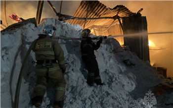 В Норильске пожарные всю ночь тушили гаражи