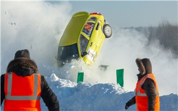 Ледовые автогонки впервые прошли на озере-парке в Зеленогорске
