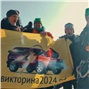 Красноярские скалолазы развернули на «Столбах» флаг Викторины о знании родного региона