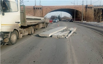 В центре Красноярска из грузовика на дорогу выпала бетонная плита