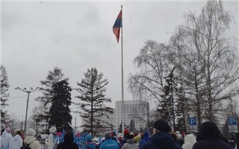 В Красноярске подняли флаг города в честь годовщины Универсиады-2019