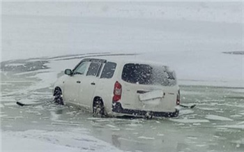 Автомобиль провалился под лёд на Красноярском море